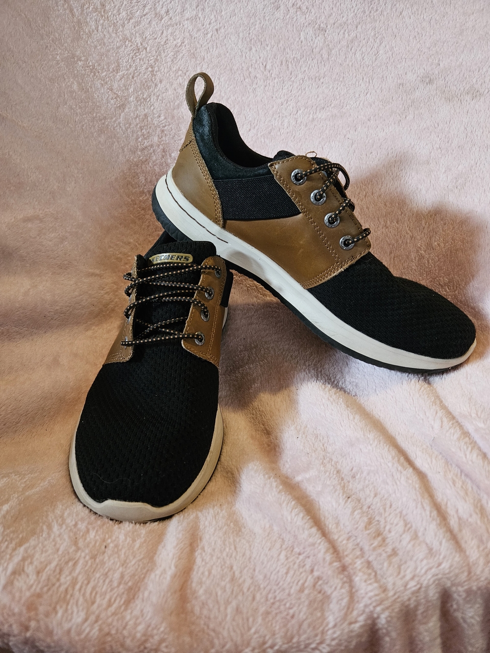 Skechers Men’s Black and Brown Lightweight Casual Sneakers